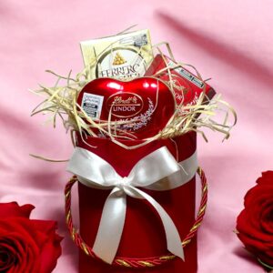 Arranjo de Presente Luxuoso em Vermelho com Chocolates Lindt e Ferrero