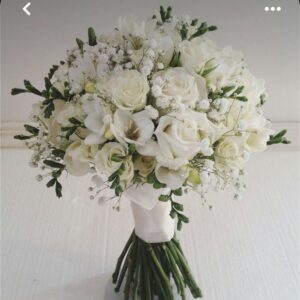 Buquê Elegante de Noiva com Rosas Brancas e Freesias