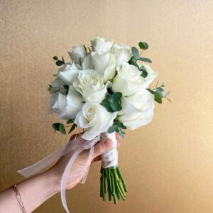 Buquê Clássico de Rosas Brancas com Toque de Eucalipto