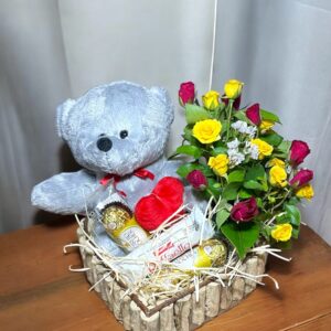 Cesta Romântica com Urso de Pelúcia, Mini Rosas e Chocolates