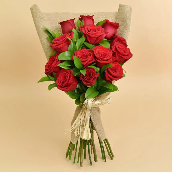 Buquê de 12 Rosas Vermelhas Clássicas - Beleza e Romance